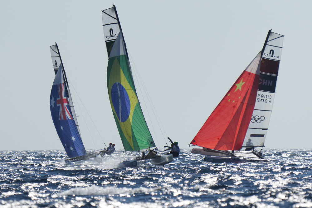 当日,2024年巴黎奥运会帆船项目混合诺卡拉17级双体船比赛在法国马赛