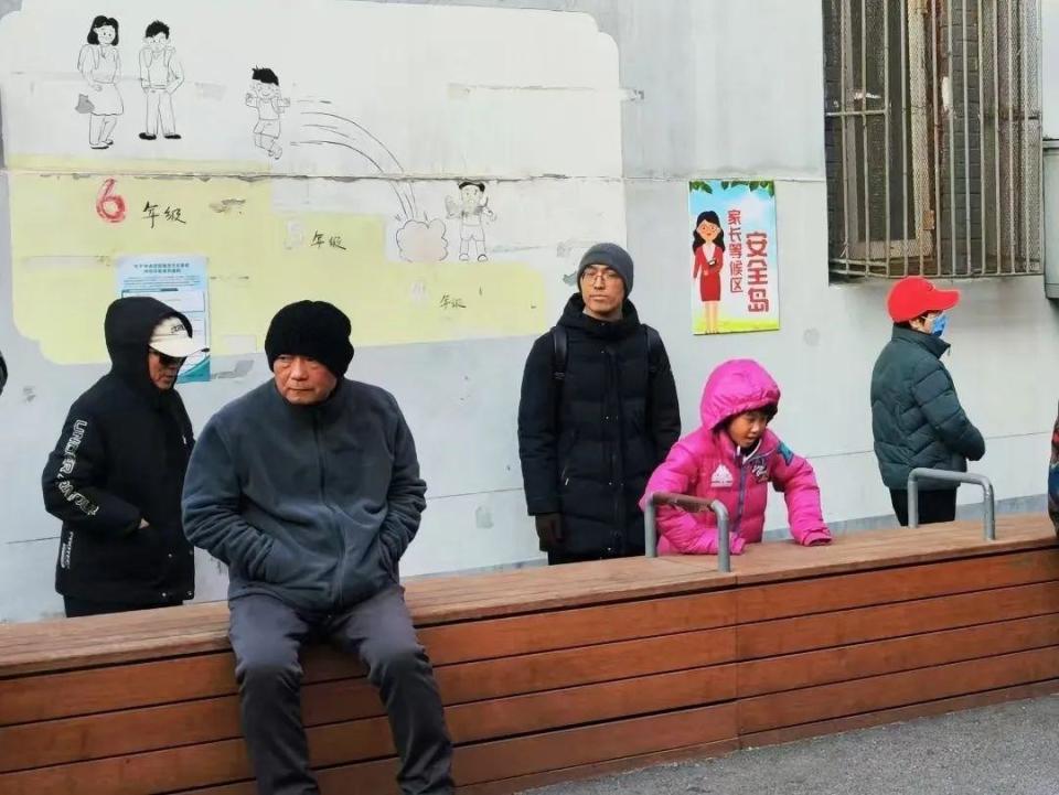 超暖心！北京这些中小学设置家长等候区，勾勒儿童友好城市空间_腾讯新闻