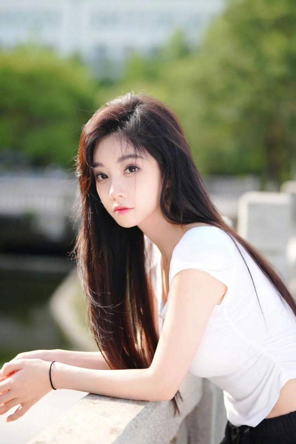 冯提莫直播健身在线人数10w ,傲人身材一览无遗,网友:这身材是原装的