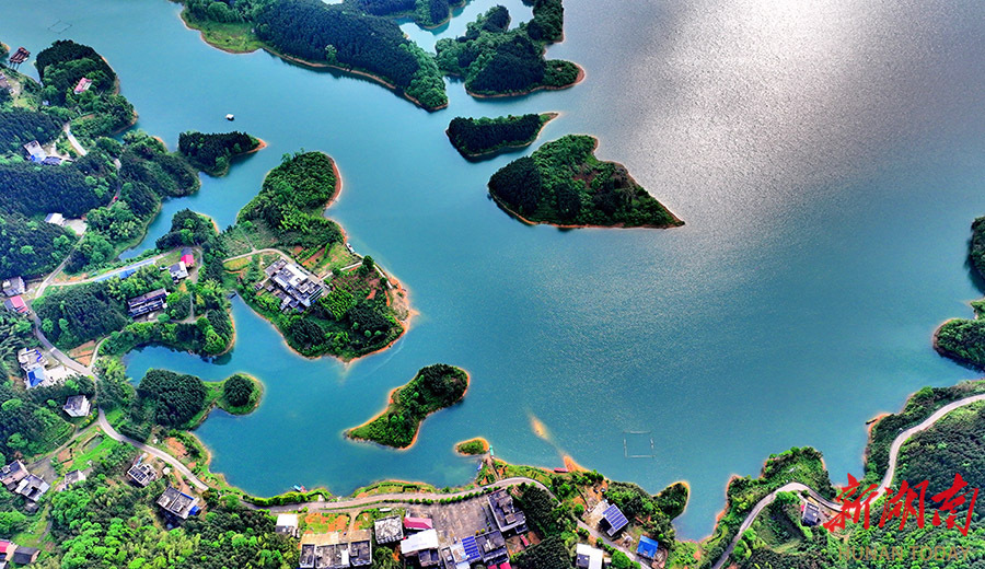 4月19日,常宁市天湖国家湿地公园中的天堂湖,春雨过后,云雾与青山