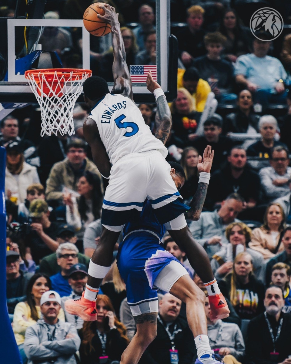 爱德华兹隔扣科林斯赛后称是生涯最佳扣篮拒小球迷索要球衣请求我要