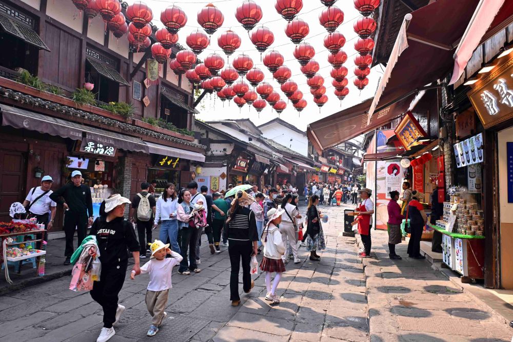 重庆磁器口古镇游客络绎不绝