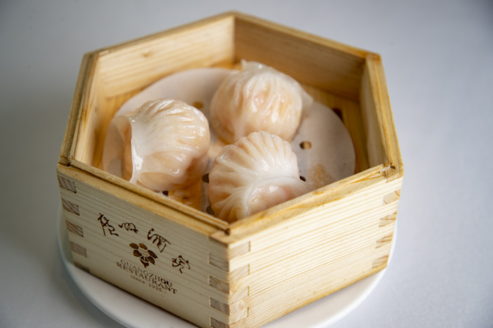 北爱尔兰,现场制作虾饺,为当地民众展示点心制作技艺并提供美食品鉴