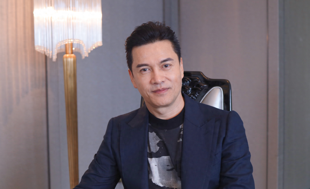 "贵州富婆"杨小娟:嫁三婚演员吕良伟,婚后生一子,幸福美满_腾讯新闻