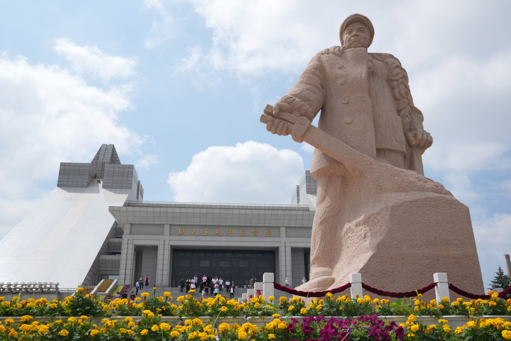 新华社记者 王建威 摄6月28日,观众在铁人王进喜纪念馆内参观