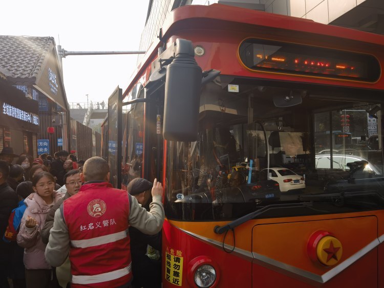 t198红岩巴士以红色资源