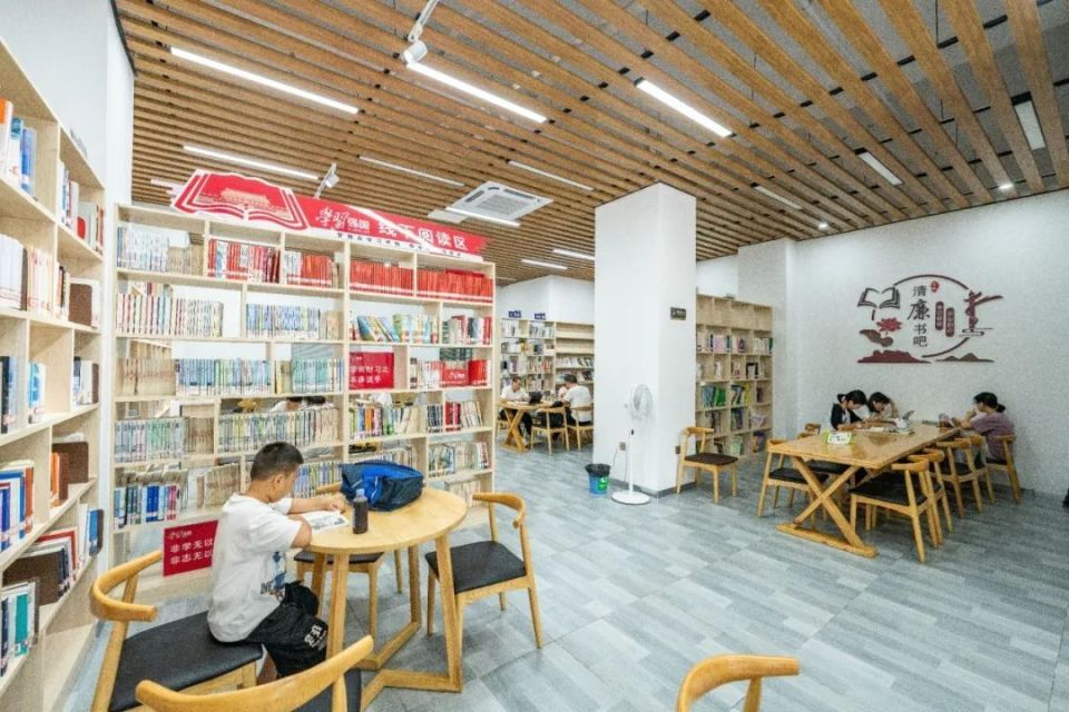 每到周末或晚上,在连城县图书馆和各冠豸书屋分馆内看到,不少家长带着