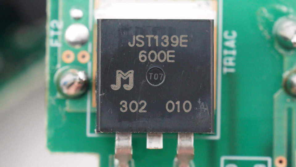 三端稳压器来自lrc乐山无线电,型号lr78l15a,固定输出电压15v,输出