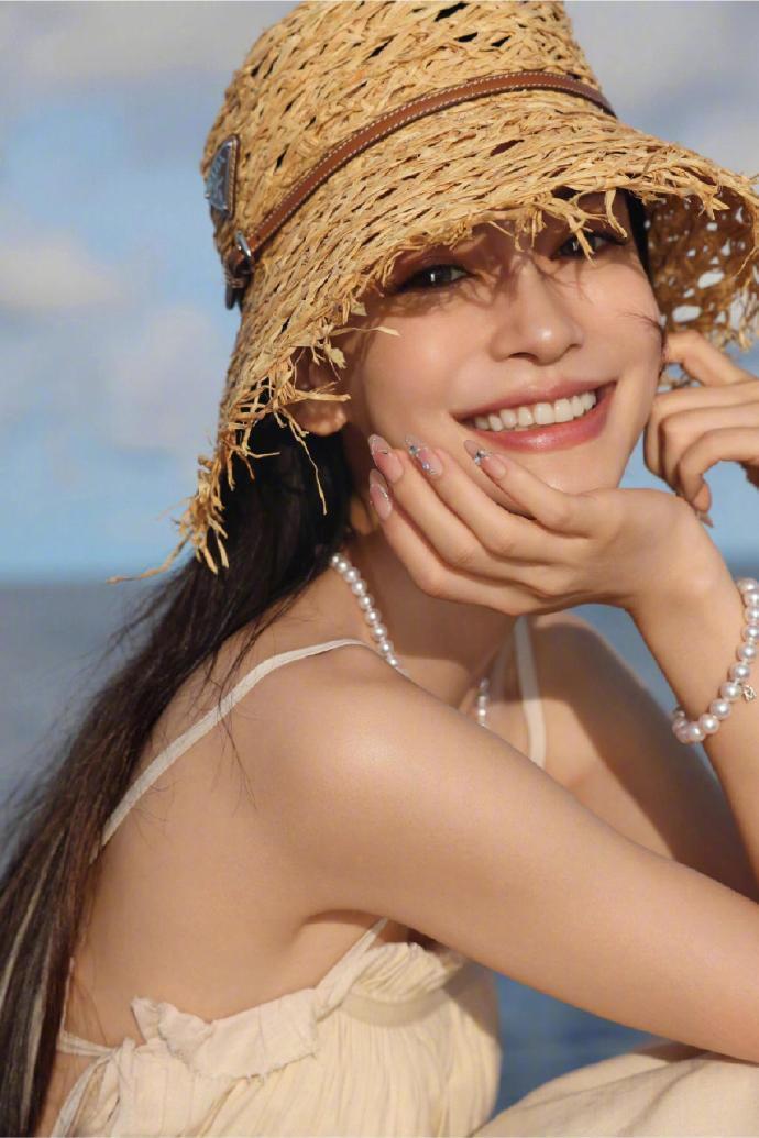 网友偶遇angelababy与小海绵遛狗 五一尽享亲子时光