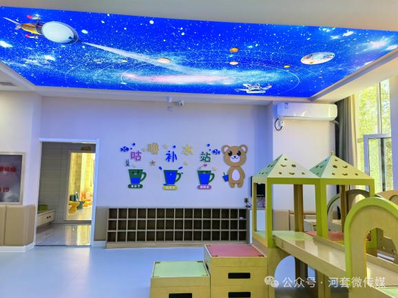 托育中心内部设置综合教室,体能教室,手工diy互动区域,室内游乐区域