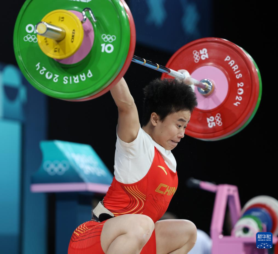 在巴黎奥运会举重项目女子49公斤级比赛中,中国选手侯志慧夺得冠军
