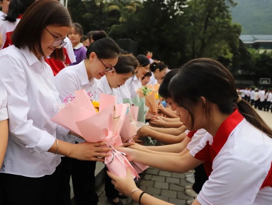 教师节鞠躬的图片图片