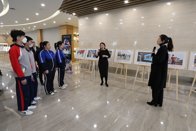 东城区特殊教育学校,北京启喑实验学校的师生受邀前来观展.
