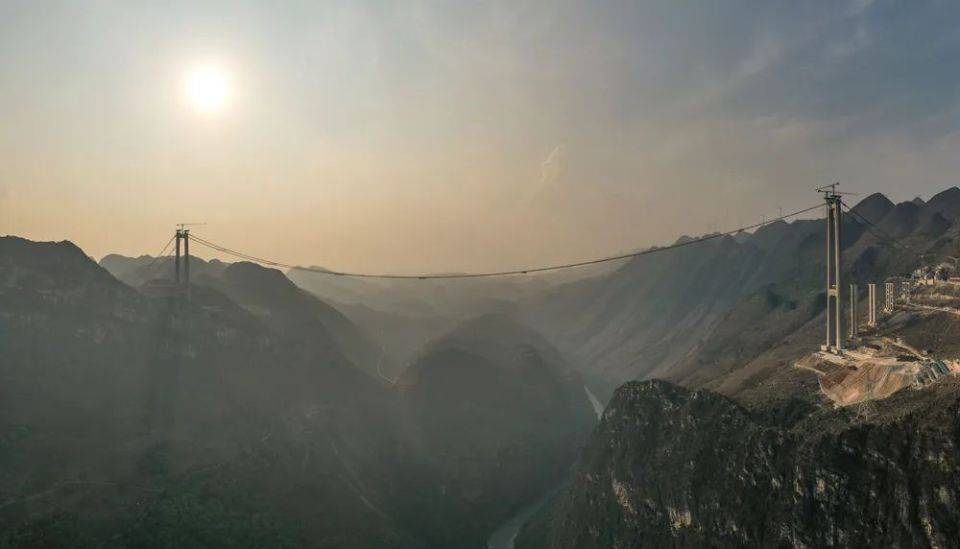 花江峡谷大桥建设场景自2022年1月花江峡谷大桥正式