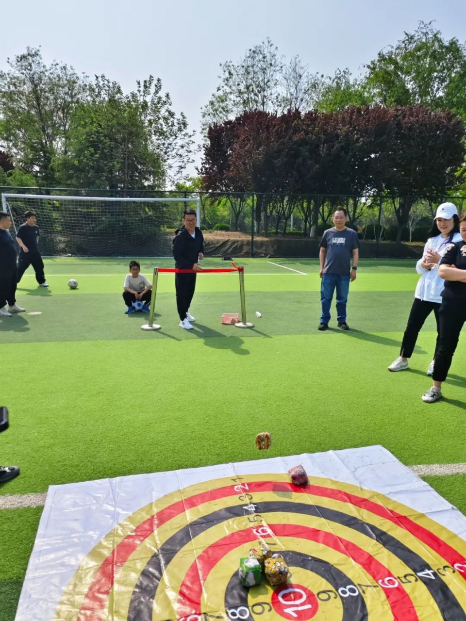 本次趣味运动会包括拔河比赛,同舟共济,三人四足,投沙包掷准盘,夹乒乓