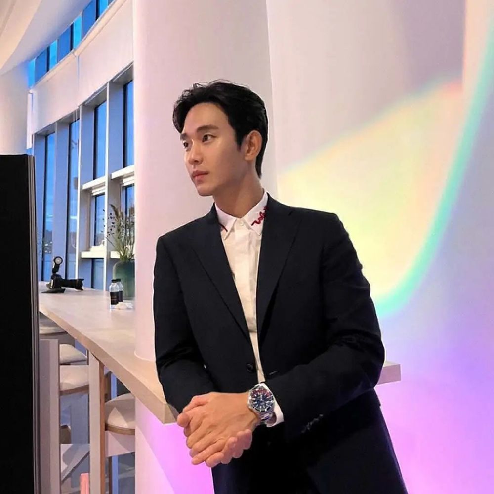 金秀贤近况曝光,35岁8块腹肌,网友:我都二胎了,他还不老?_腾讯新闻