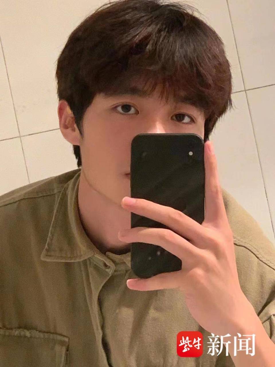 小谭的自拍照小谭的网名叫"韦一航",是电影《送你