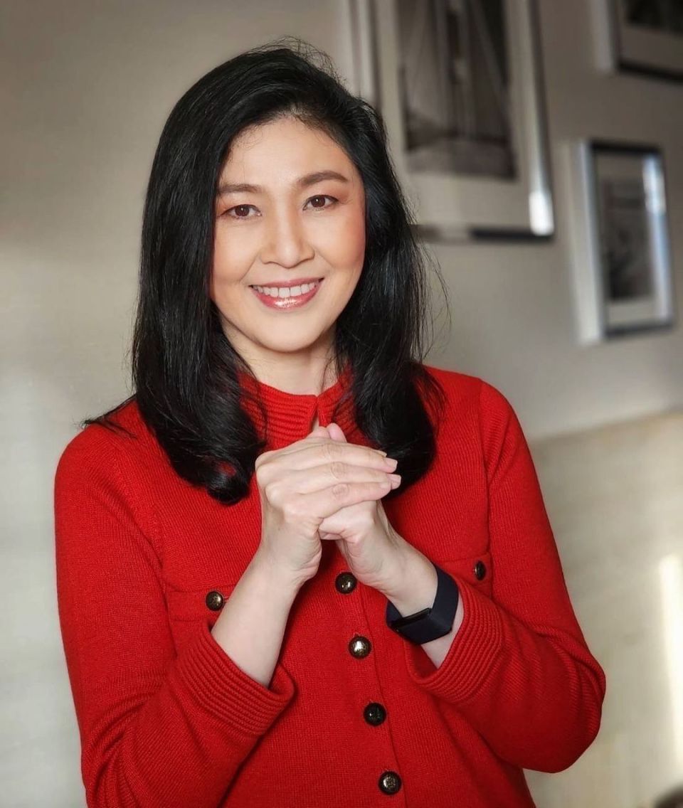 56岁英拉穿唐装拜年,脸颊饱满有福相,哥哥他信或在八天后被释放_腾讯