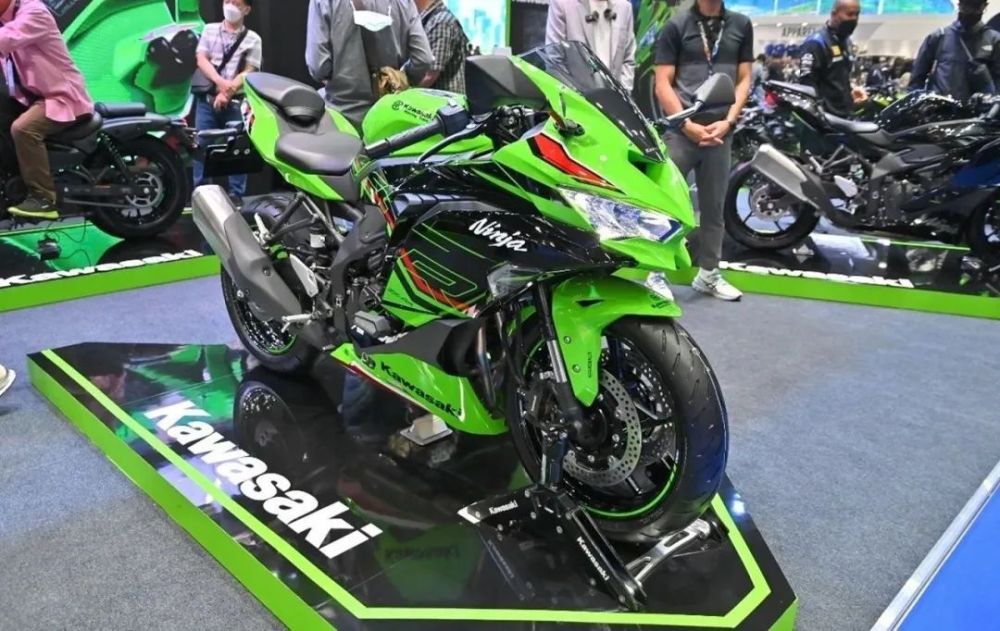 這個問題其實沒什麼好糾結的,cbr650r的定位是街跑,而川崎zx-4r是妥妥