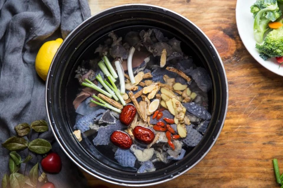 广东人很爱的煲汤料，竟暗藏“致命风险”？ 八旬老人误吞枣核不慎肠穿孔！_腾讯新闻