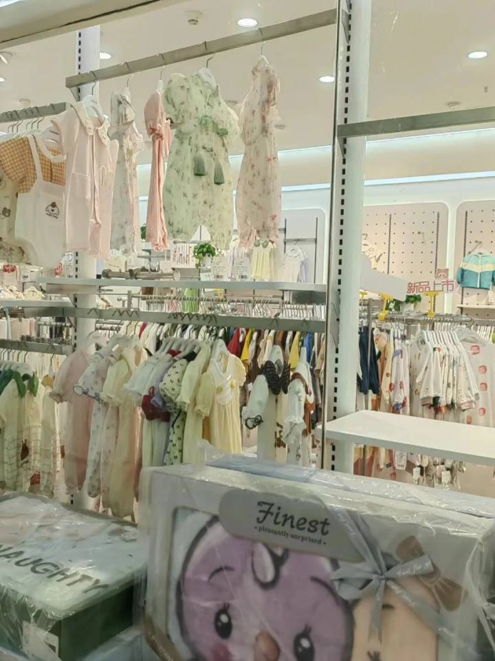 实探两大童装线下批发市场,换季20元一件衣服!_腾讯新闻