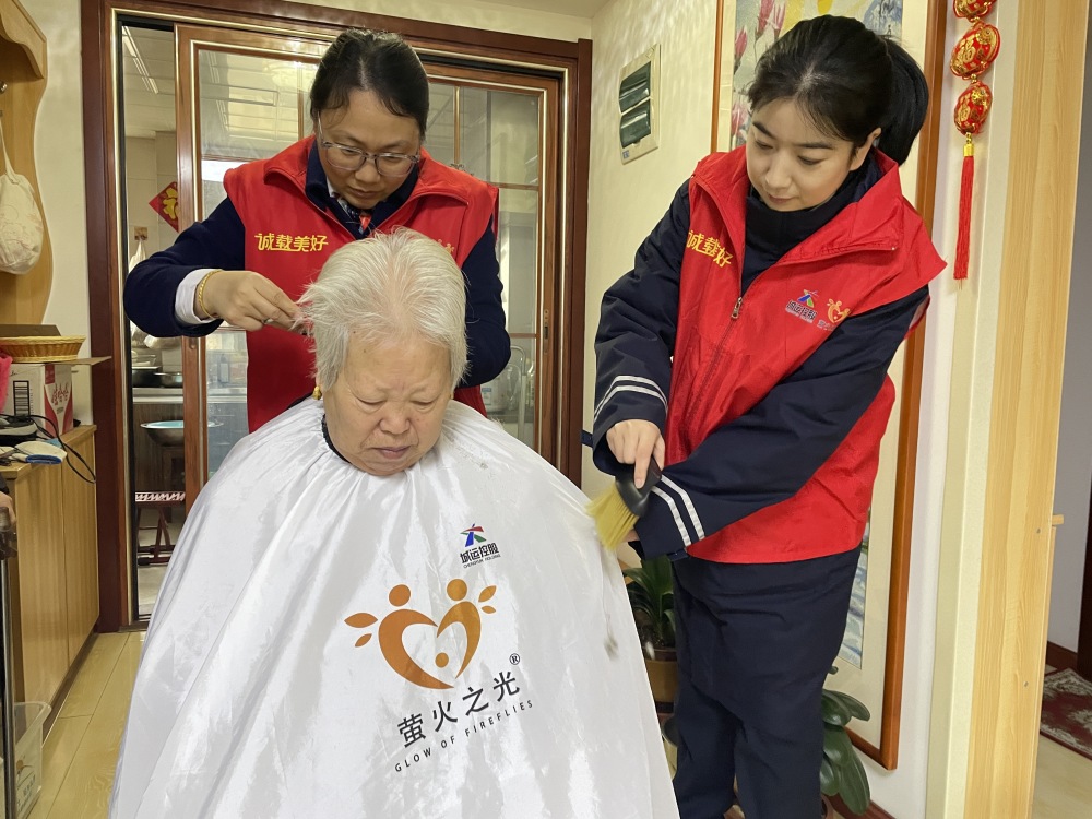 二月二龙抬头青岛这群志愿者送服务上门为老年人理发