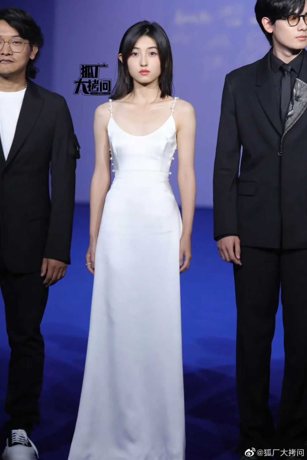 倪妮又出神图!angelababy进不去的红毯,她美得像开了光……_腾讯新闻