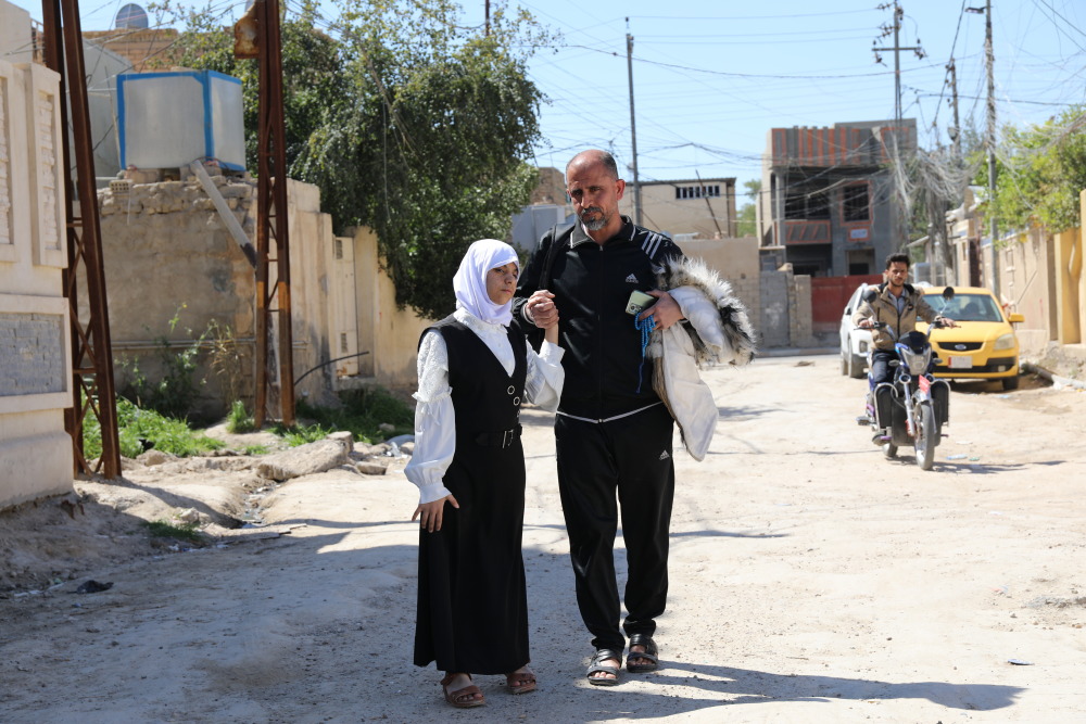 新华社发(哈利勒·达伍德摄)3月12日,伊拉克费卢杰居民易卜拉欣向记者