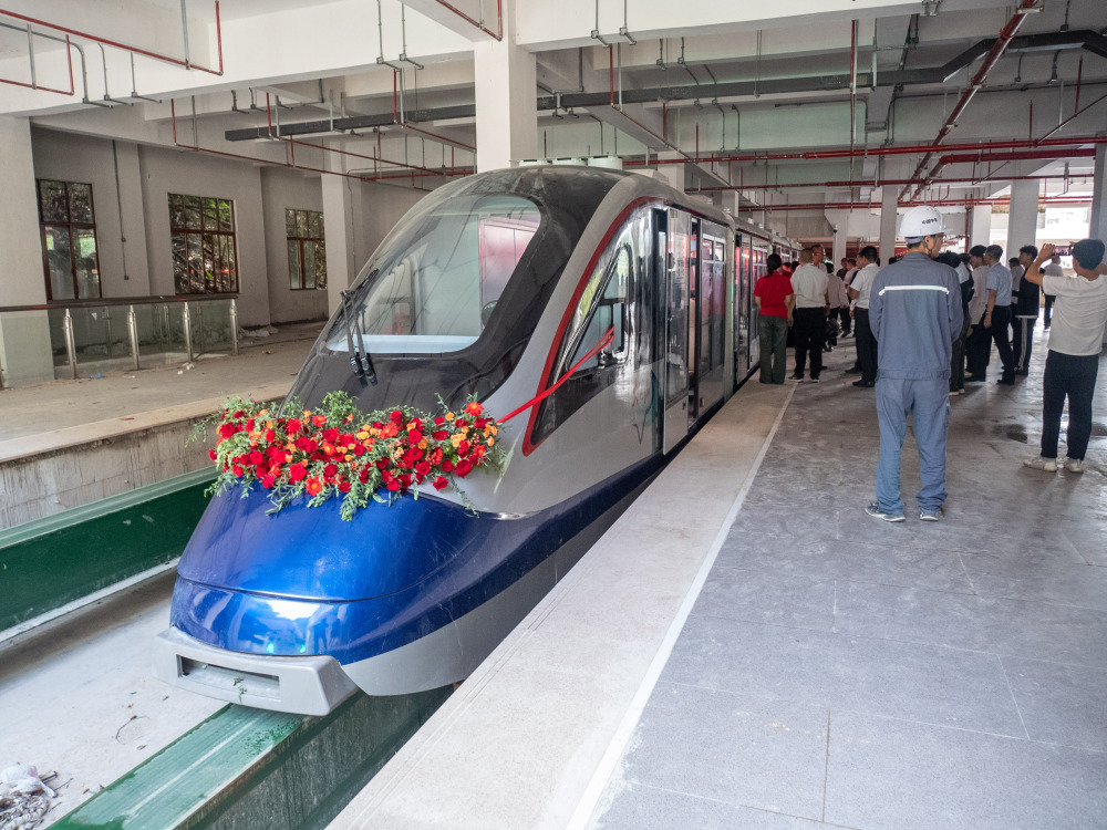 穿山攀崖 我国首创"悬崖动车"初体验