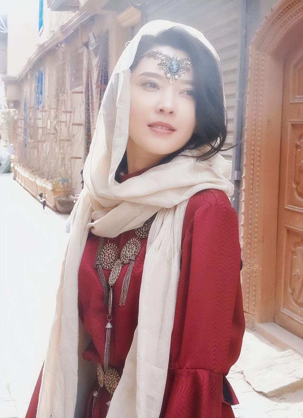 53岁汪峰四婚四离,现在又交小21岁嫩妻,她穿得局
