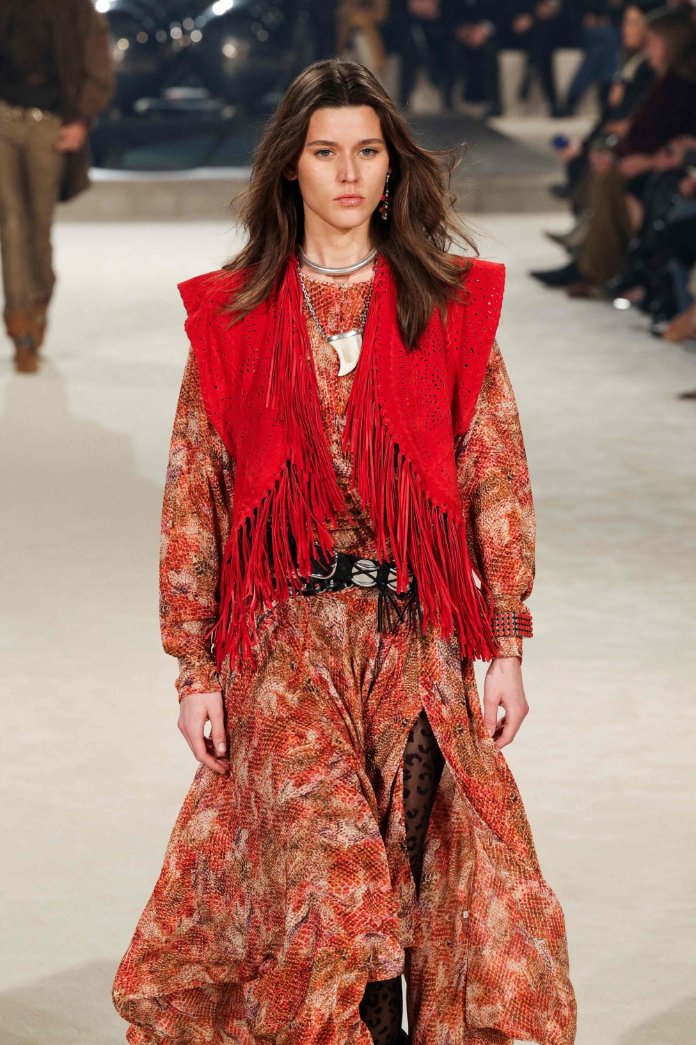 2月29日,模特在法国巴黎时装周上展示isabel marant品牌的2024/25秋冬