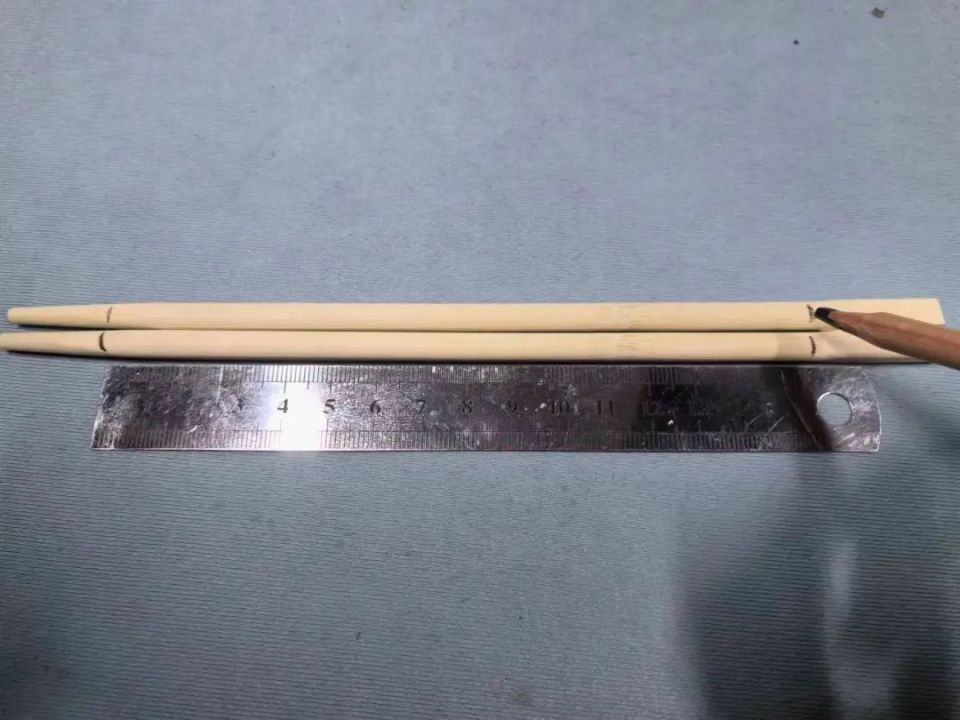 将一双筷子裁成两根约15cm的木棍,用美工刀小心的把两头木刺修平.
