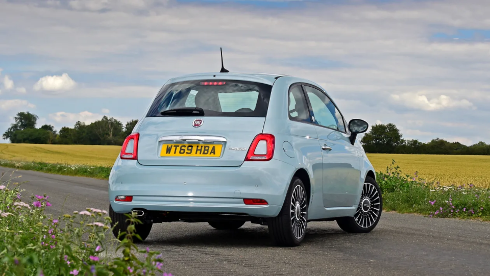 主打复古可爱风,菲亚特500混动版实车图发布_腾讯新闻