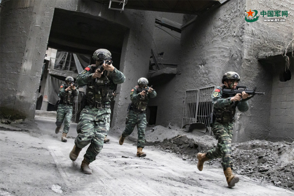 直击武警特战队员实战化反恐演练_腾讯新闻