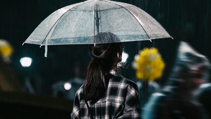 赵丽颖情人节后再传好消息,新剧杀青受期待,雨中漫步_