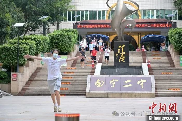 资料图:一考生在高考结束后跑出广西南宁二中新民校区考点 .