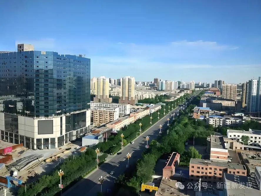 1984年哈密县改设为哈密市,境内交通发展迅猛有兰新高铁,连霍高速及