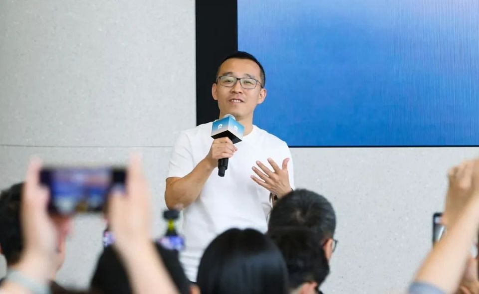 熟悉他的人一直都知道,李斌很爱笑.