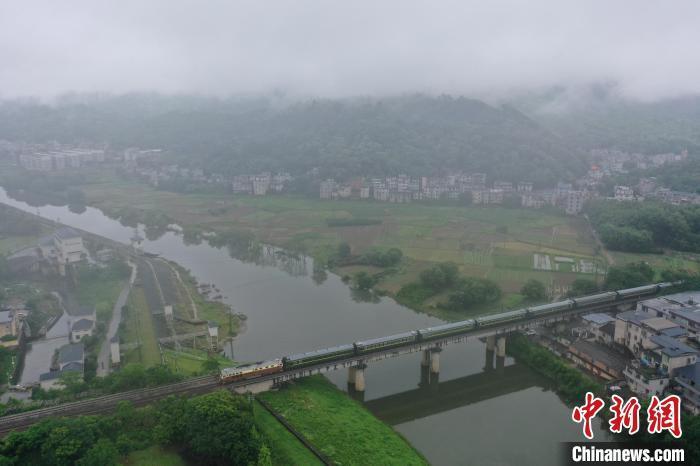 皖赣铁路全长541公里,是继浙赣铁路之后华东第二大铁路通道,其中江西