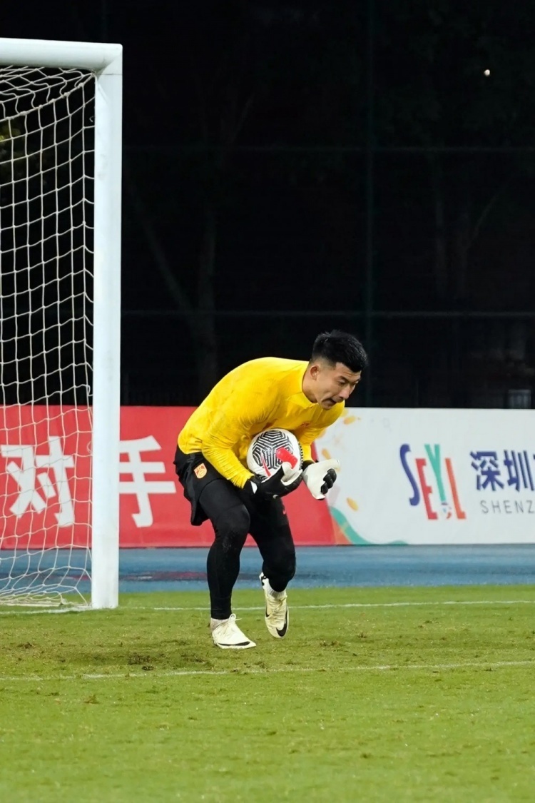 刘殿座社媒晒国足训练照俱乐部队友何超调侃你是真的帅