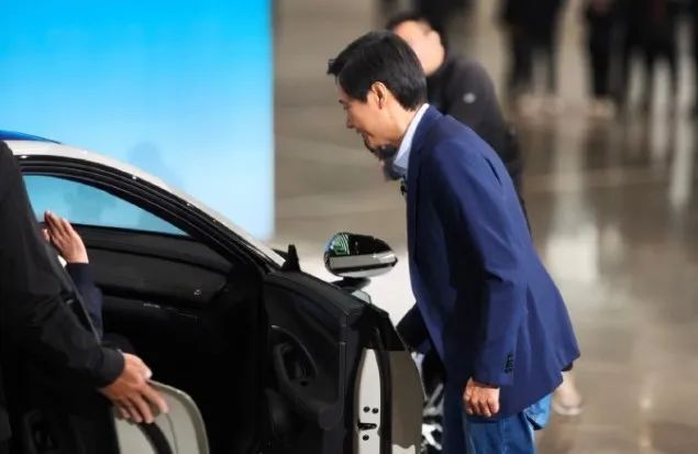 雷军弯腰开车门与包浆座椅齐火:交付后小米直面产能,品控新挑战|明镜