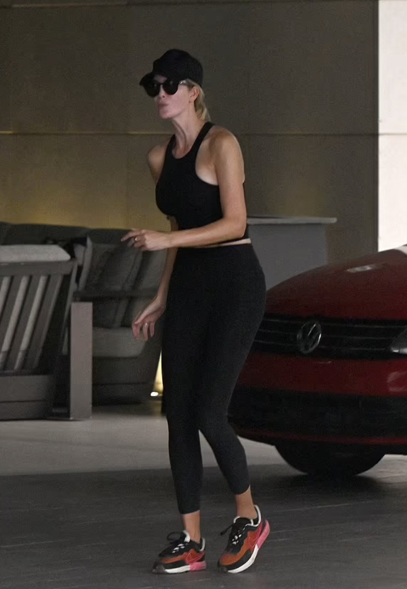 41岁伊万卡走出佛州豪宅,小黑背心好别致,自律让三娃妈健美_腾讯新闻