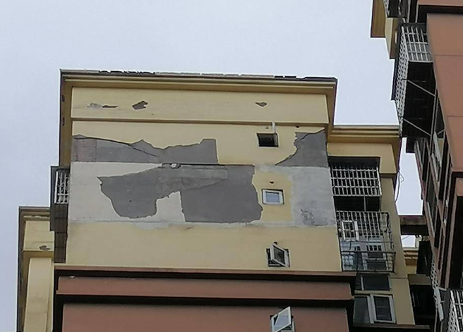 高层住宅外墙脱落致多人受伤,谁该担责?