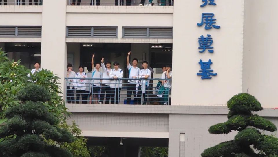 "佛山汕头聿怀中学:考生们在送考老师和家长的一声声加油祝福
