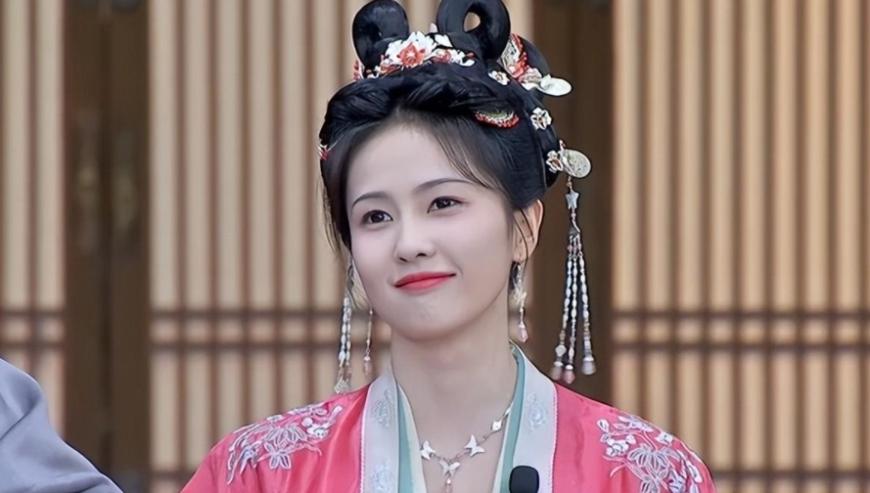 同样硬演"绝世美人",将33岁吴谨言跟29岁白鹿放一起,差距明显