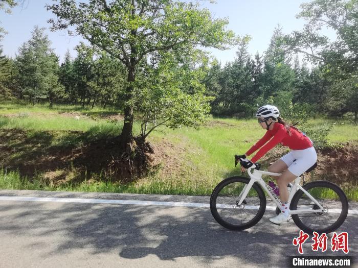 特写：大青山上的骑行者