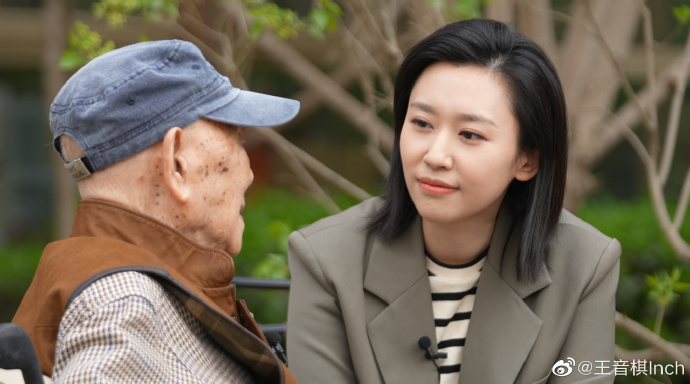 央视《新闻联播》首位90后主播王音棋亮相_腾讯新闻
