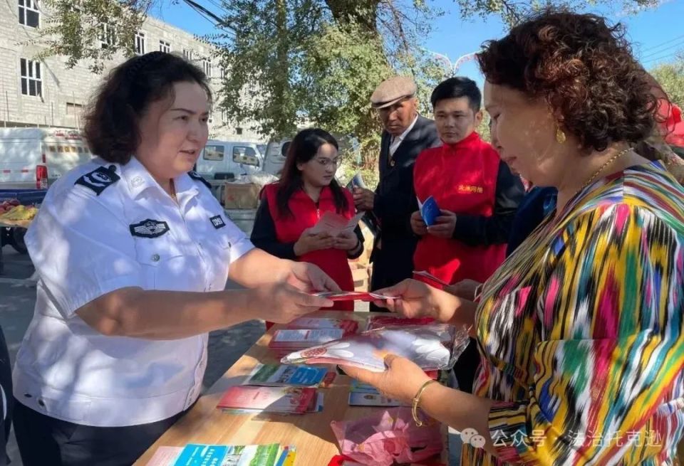 托克逊县司法局托克逊镇司法所携手玉泉社区开展法治宣传活动,通过