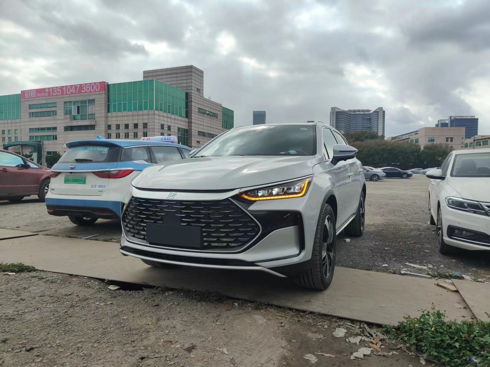 从实车图来看,新款唐dm-i的前脸与唐dm-p如出一辙.