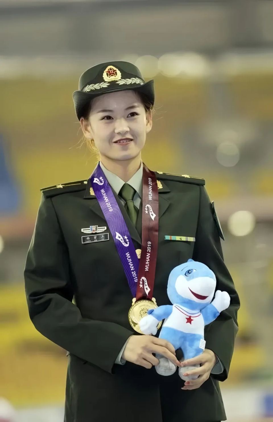 杨家玉最美的脸最神秘肚脐贴"吸睛"